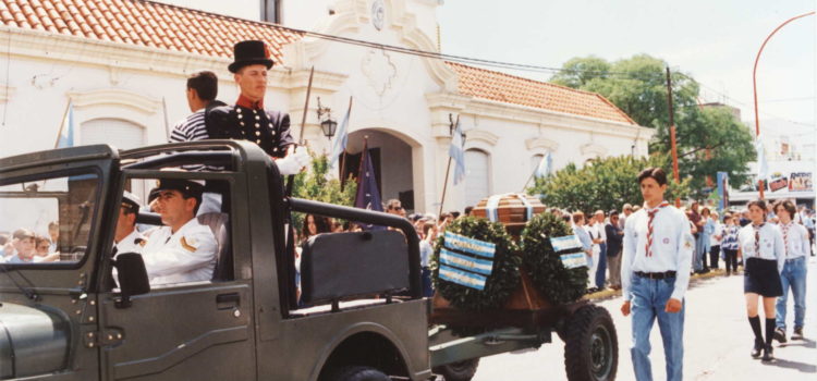 El Coronel de Marina Leonardo Rosales  llega a Punta Alta.