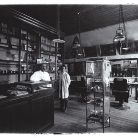 Peluquería, Perfumería y Cigarrería  Cavallaro